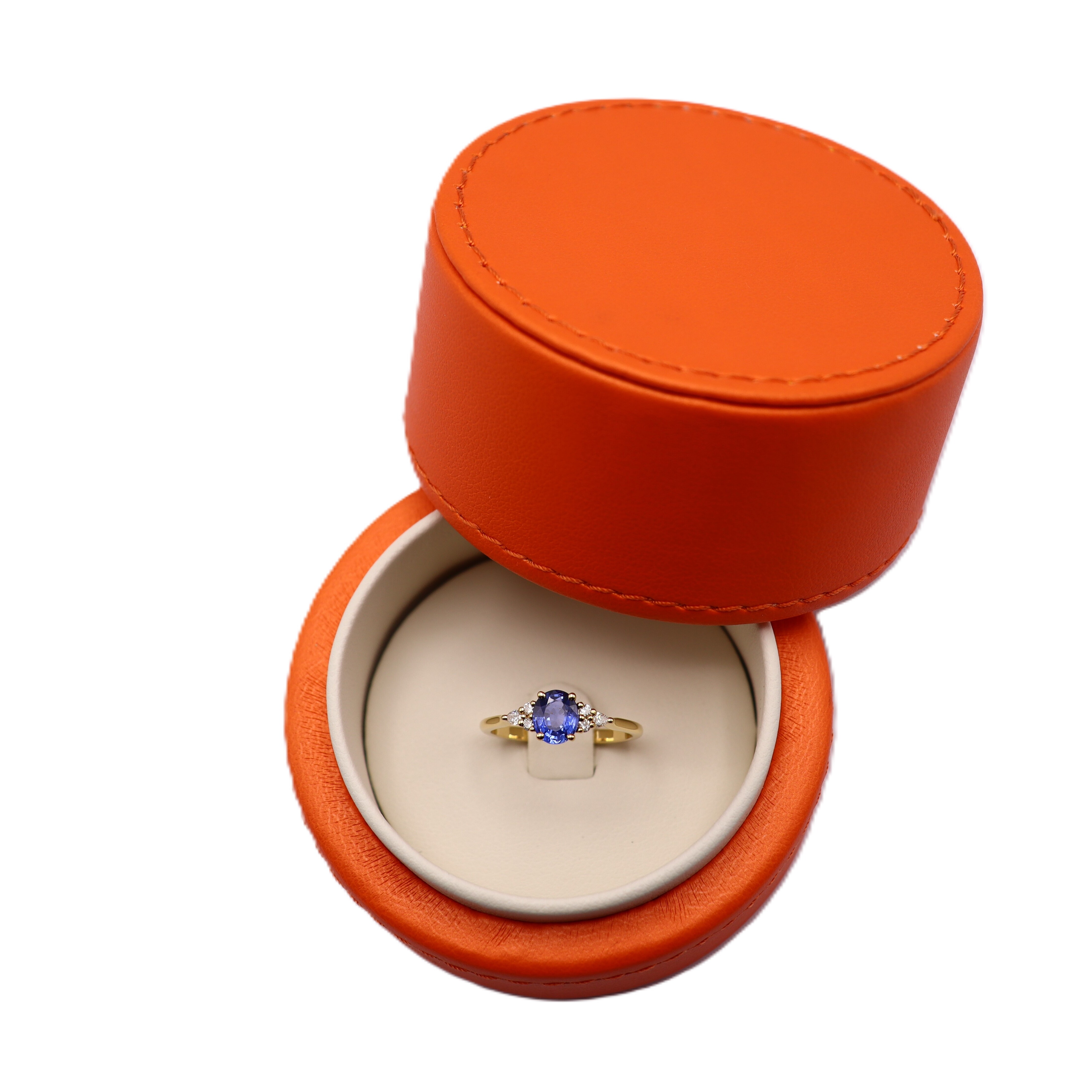 Solitaire accompagnée or blanc, Saphir et Diamants vue 5