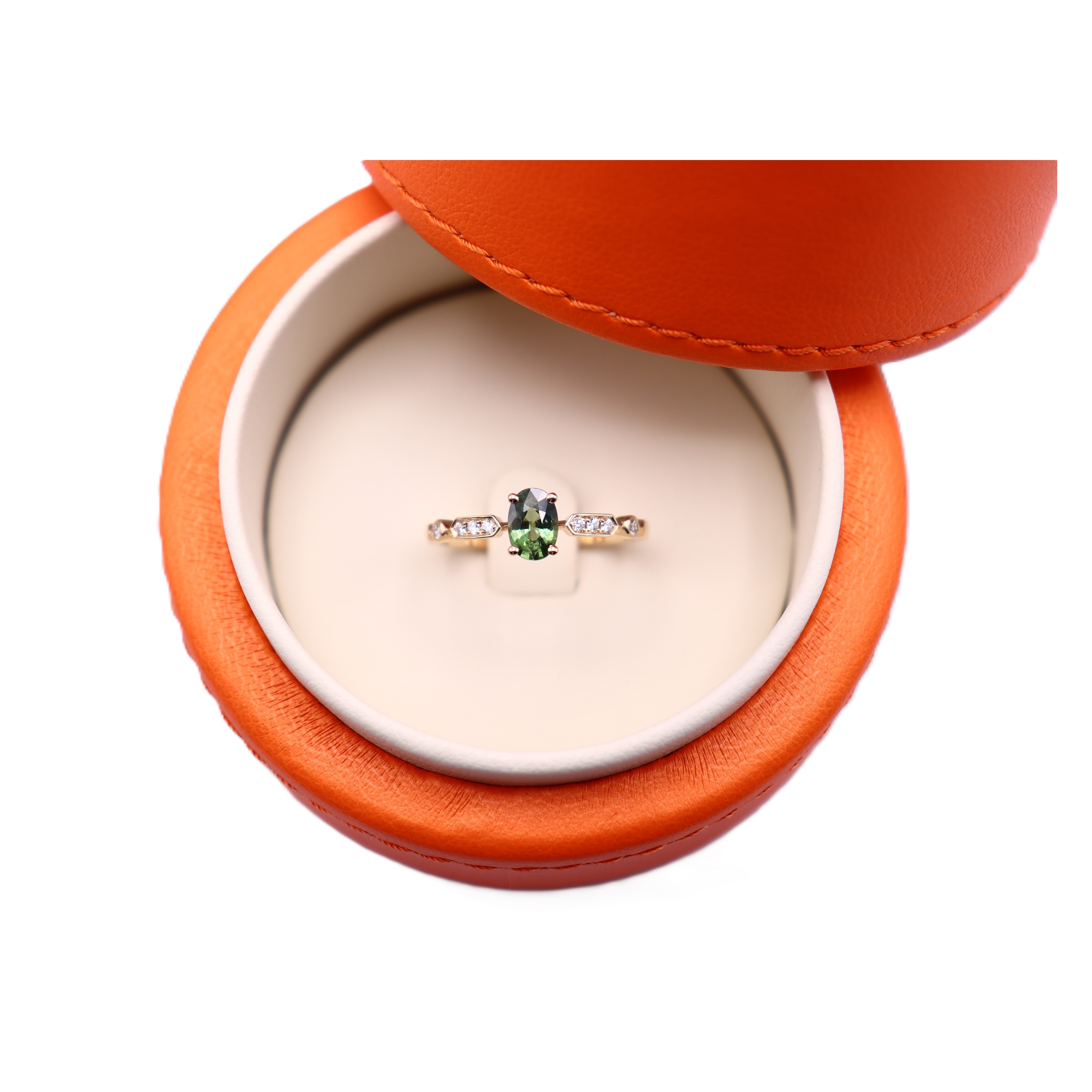 Bague Saphir vert et diamants en or rose vue 4