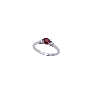 Solitaire en or blanc, rubis et diamants