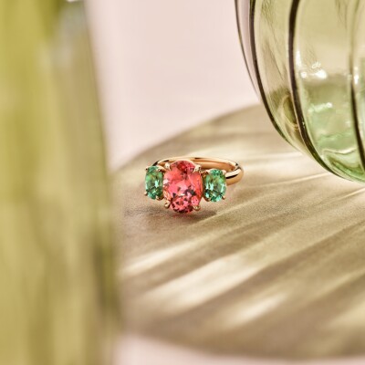 CANDY COLLECTION - THREE STONE OVAL TOURMALINE TRILLION RING - 18KT ROSEGOLD