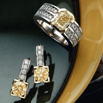 Fancy yellow Diamond rings and earrings