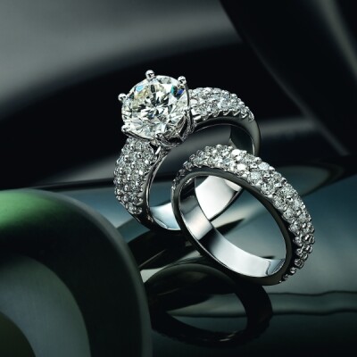 Round brilliant cut Diamond rings