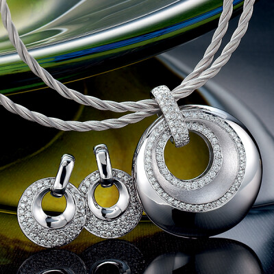 White gold Diamond pendant and earrings