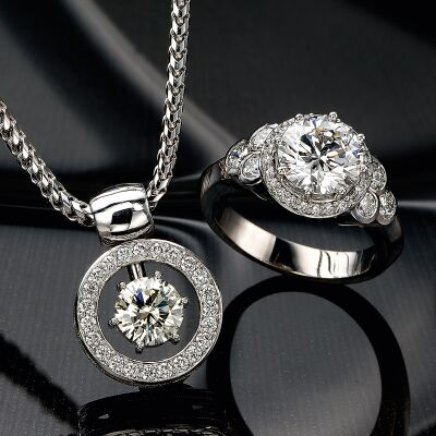 Round brilliant cut Diamond ring and pendant