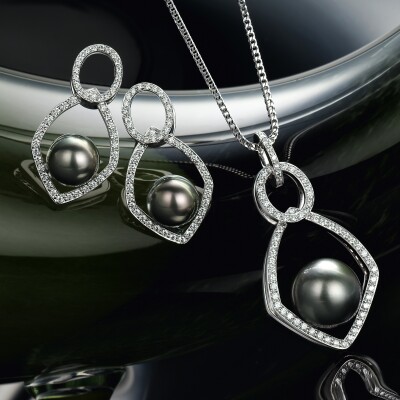 Pearl and Diamond earrings and pendant set