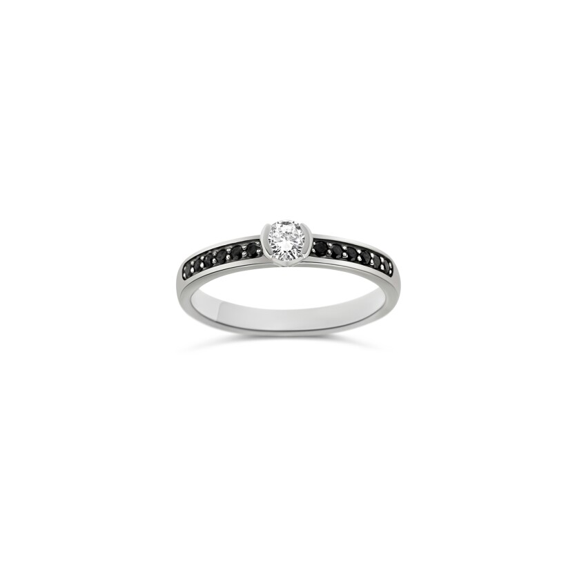 Solitaire en or blanc et diamants noirs