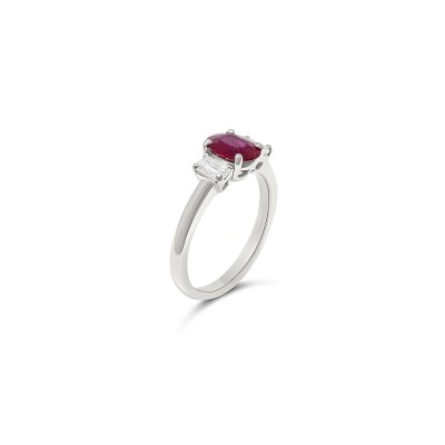 Bague Prisme or blanc, rubis ovale 1.08 ct et diamants
