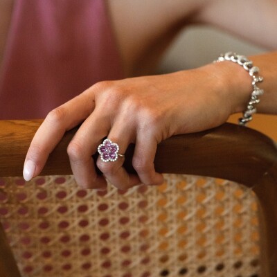 Bague Veron Roques Flora en or blanc, saphirs roses et diamants