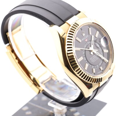 Rolex Sky-Dweller or jaune