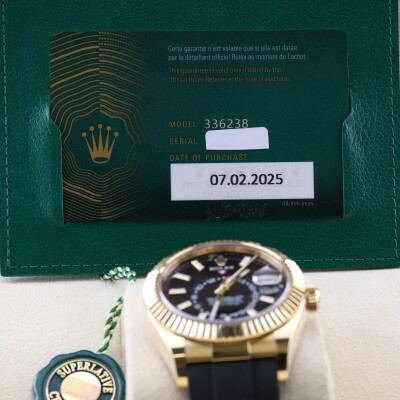 Rolex Sky-Dweller or jaune